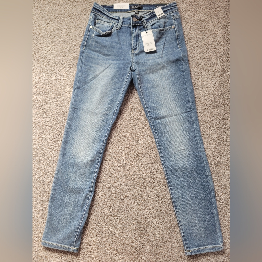 Brand New Non- Distressed Judy Blue Skinny Jeans Size 7/28 Style #JB82254LT